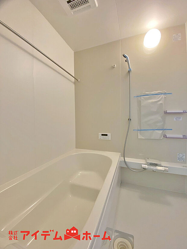 【浴室】賃貸にはない、1坪タイプのバスルーム。ゆったり足が伸ばせるので、毎日の疲れを癒やすバスタイムを実現。ご家族みんなでも入れますね。浴室換気乾燥機付きで浴室内干しも可能！
