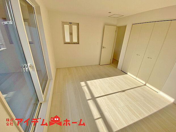 【洋室】大きな窓からたっぷりの日差しが降り注ぐ明るい室内です。気持ちの良い朝日を受けて、目覚めの良い健康的な朝を迎えられそうです。