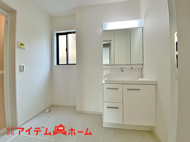 【洗面】ゆとりの洗面スペースで朝の身支度も快適スムーズに。3面鏡で髪のセットやお化粧もストレスなくこなせ、朝から気分良く通勤通学に向かえそうですね!鏡の裏にはたっぷりと収納スペースを標準装備!