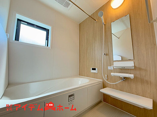 【浴室】賃貸にはない、1坪タイプのバスルーム。ゆったり足が伸ばせるので、毎日の疲れを癒やすバスタイムを実現。ご家族みんなでも入れますね。浴室換気乾燥機付きで浴室内干しも可能！