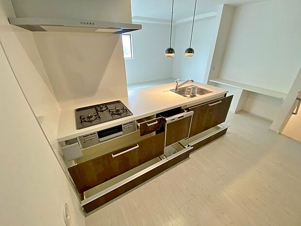 【キッチン】料理をしながら会話が楽しめる対面キッチン！リビングで遊ぶお子様の様子も見えるので安心です♪