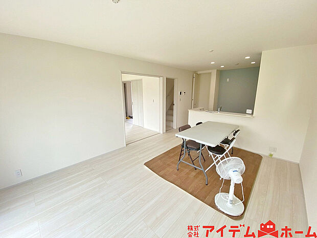 【リビング】南側から明るい日差しをたっぷり取り込めるリビングです♪