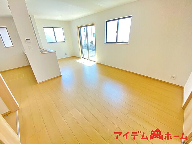 【リビング】南側から明るい日差しをたっぷり取り込めるリビングです♪