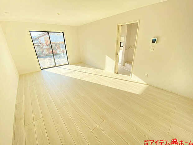 【リビング】南側から明るい日差しをたっぷり取り込めるリビングです♪