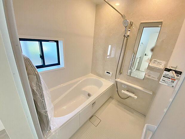 【浴室】足を伸ばしてゆったりとリラックスできる広々バスタブ♪親子のコミュニケーションもとれます!