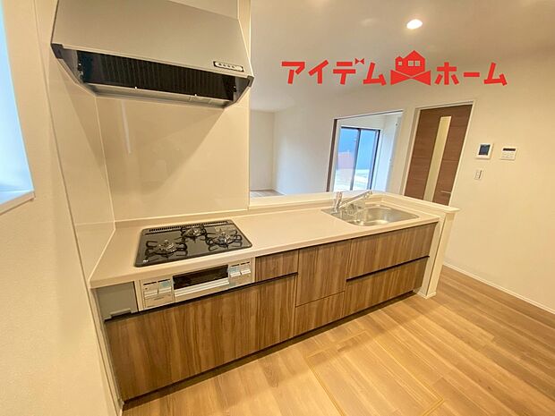 【キッチン】料理をしながら会話が楽しめる対面キッチン!リビングで遊ぶお子様の様子も見えるので安心です♪