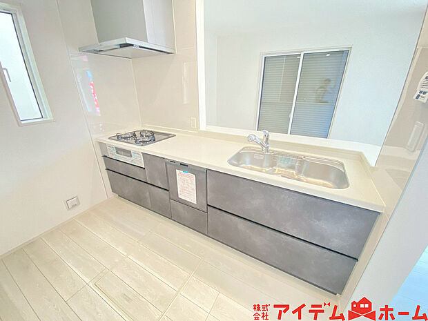 【キッチン】料理をしながら会話が楽しめる対面キッチン!