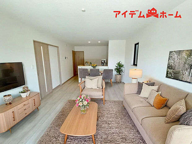 【リビング】南側から明るい日差しをたっぷり取り込めるリビングです♪