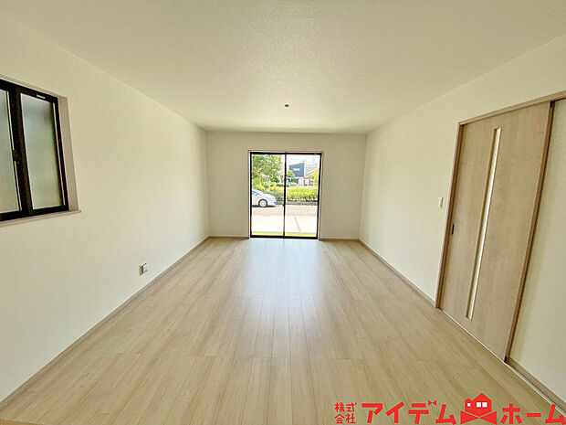 【リビング】南側から明るい日差しをたっぷり取り込めるリビングです♪