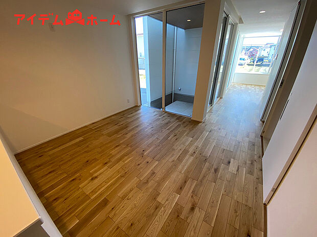 【リビング】南側から明るい日差しをたっぷり取り込めるリビングです♪