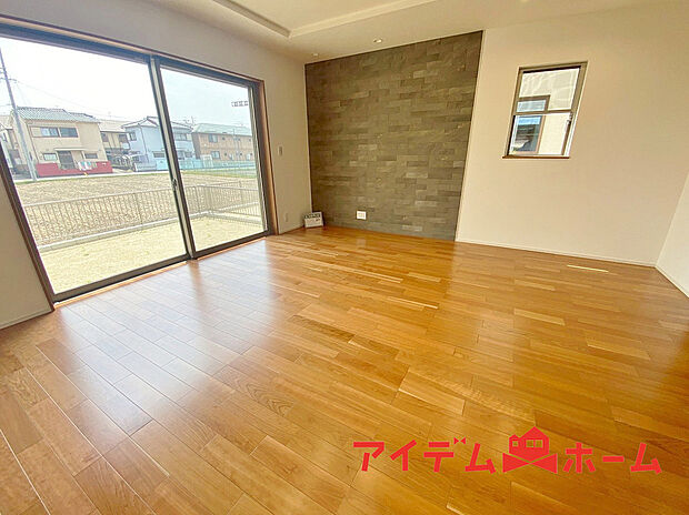 【リビング】南側から明るい日差しをたっぷり取り込めるリビングです♪