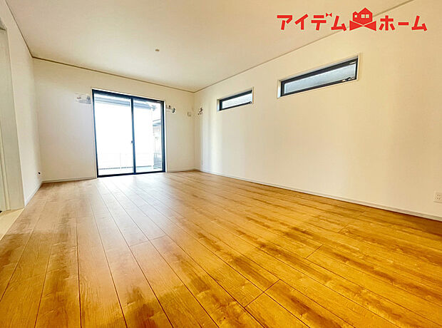 【リビング】南側から明るい日差しをたっぷり取り込めるリビングです♪