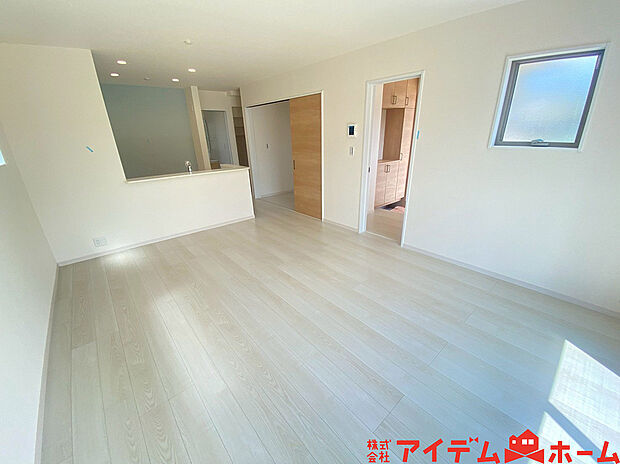 【リビング】南側から明るい日差しをたっぷり取り込めるリビングです♪