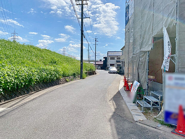 【東側道路】休日、平日問わずお気軽にお問合せください。年末年始以外毎日営業中♪