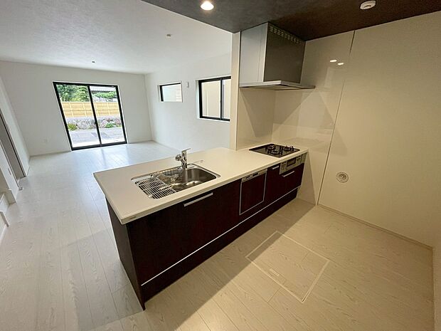 【キッチン】料理をしながら会話が楽しめる対面キッチン！リビングで遊ぶお子様の様子も見えるので安心です♪