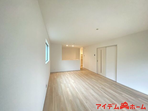 【リビング】南側から明るい日差しをたっぷり取り込めるリビングです♪