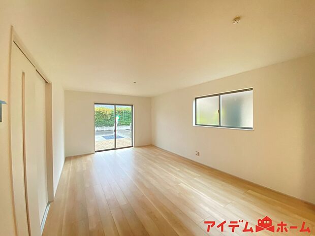 【リビング】南側から明るい日差しをたっぷり取り込めるリビングです♪