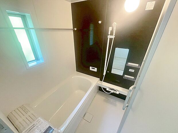 【浴室】足を伸ばしてゆったりとリラックスできる広々バスタブ♪親子のコミュニケーションもとれます！