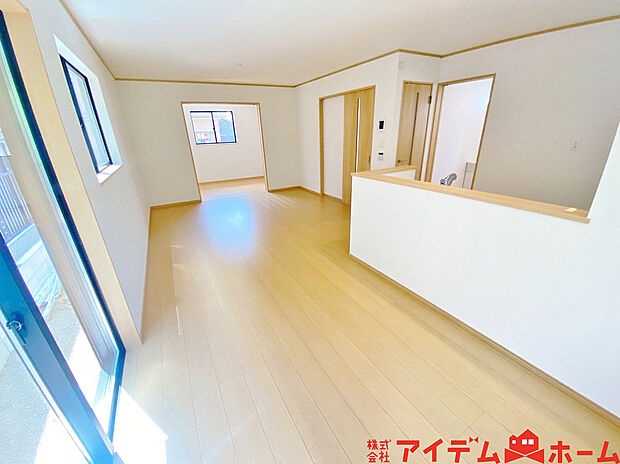 【リビング】南側から明るい日差しをたっぷり取り込めるリビングです♪