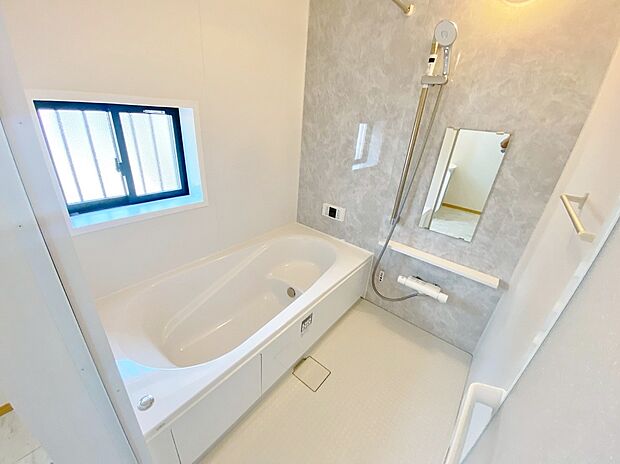 【浴室】足を伸ばしてゆったりとリラックスできる広々バスタブ♪親子のコミュニケーションもとれます！