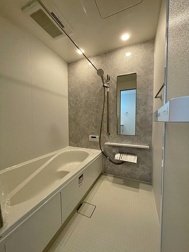 【浴室】足を伸ばしてゆったりとリラックスできる広々バスタブ♪親子のコミュニケーションもとれます!