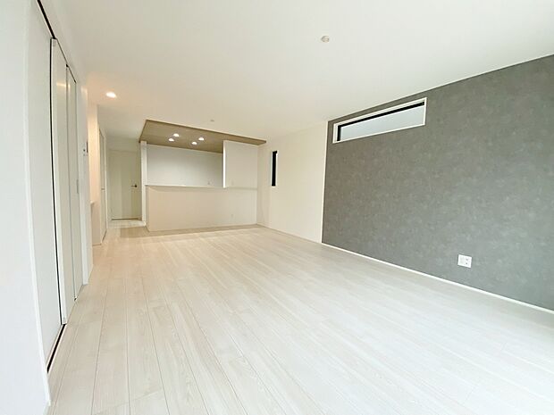 【リビング】南側から明るい日差しをたっぷり取り込めるリビングです♪