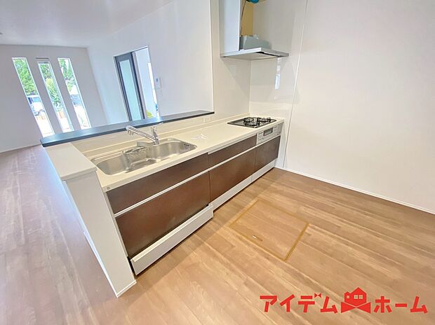 【キッチン】料理をしながら会話が楽しめる対面キッチン！リビングで遊ぶお子様の様子も見えるので安心です♪