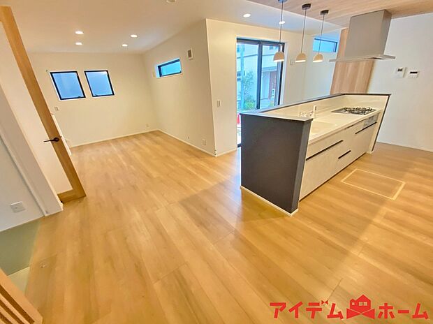 【リビング】南側から明るい日差しをたっぷり取り込めるリビングです♪