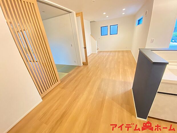 【リビング】南側から明るい日差しをたっぷり取り込めるリビングです♪