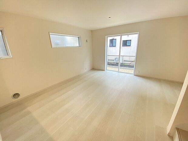 【リビング】南側から明るい日差しをたっぷり取り込めるリビングです♪