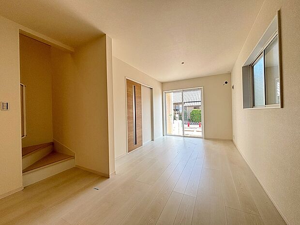 【リビング】南側から明るい日差しをたっぷり取り込めるリビングです♪