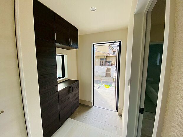 【玄関】平日・土日問わずご案内致します!お気軽にお問合わせ下さい♪