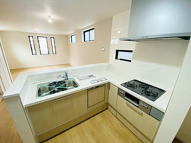 【キッチン】料理をしながら会話が楽しめる対面キッチン！リビングで遊ぶお子様の様子も見えるので安心です♪