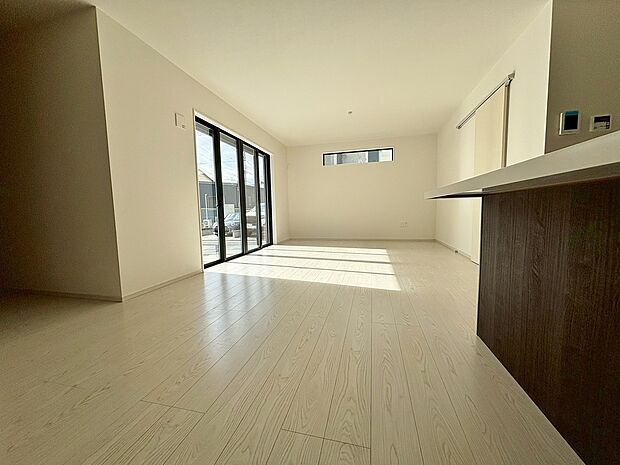 【リビング】南側から明るい日差しをたっぷり取り込めるリビングです♪