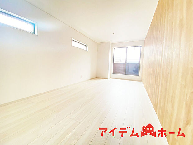 【リビング】南側から明るい日差しをたっぷり取り込めるリビングです♪