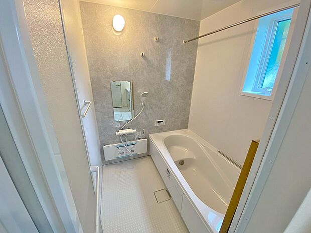 【浴室】足を伸ばしてゆったりとリラックスできる広々バスタブ♪親子のコミュニケーションもとれます！