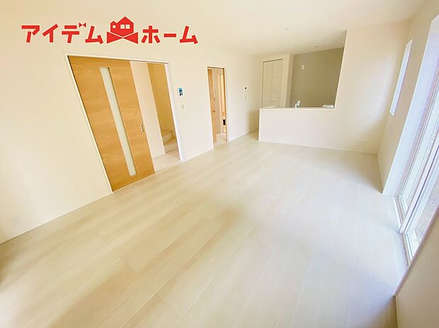 【リビング】南側から明るい日差しをたっぷり取り込めるリビングです♪