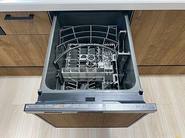 【食器洗乾燥機】手間・時間をかけず、効率よく食器類を洗浄♪家事の時間を大幅に短縮出来ます。
かつ節水効果にも優れた食洗機を標準装備。スライド式なので場所も取りません。
