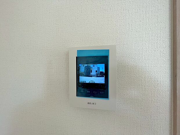 【同仕様写真　TVモニター付インターホン】奥様やお子さんのみの在宅も安心。ボタンひとつで通話が可能です。
突然の来訪も時間帯に関係なく鮮明な画像で確認することが出来ます。