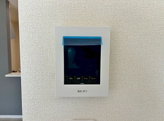 【3号棟　TVモニター付きインターフォン】奥様やお子さんのみの在宅も安心。ボタンひとつで通話が可能です。突然の来訪も時間帯に関係なく鮮明な画像で確認することが出来ます。