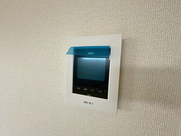 【同仕様写真　ＴＶモニター付インターホン】奥様やお子さんのみの在宅も安心。ボタンひとつで通話が可能です。
突然の来訪も時間帯に関係なく鮮明な画像で確認することが出来ます。
