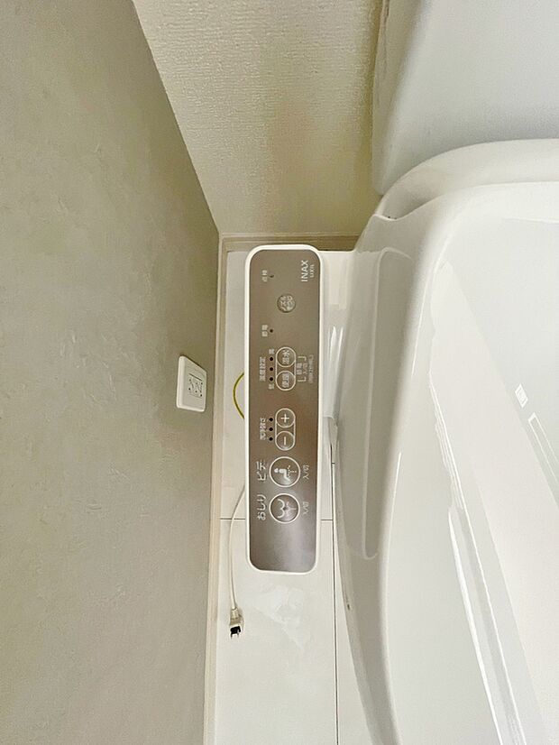 【同仕様写真　温水洗浄便座】温水での洗浄機能がついておりますので清潔かつ衛生面も安心です。
