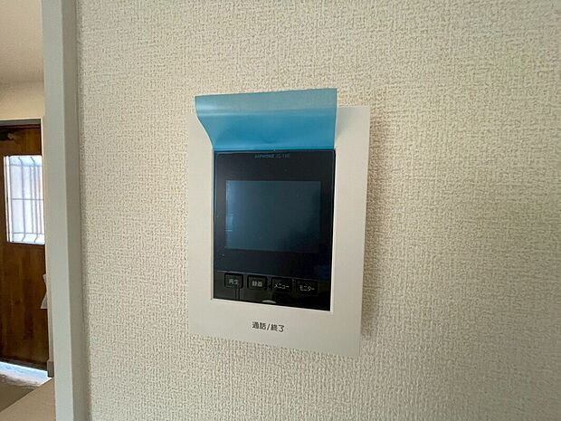 【ＴＶモニター付インターホン】奥様やお子さんのみの在宅も安心。ボタンひとつで通話が可能です。
突然の来訪も時間帯に関係なく鮮明な画像で確認することが出来ます。
