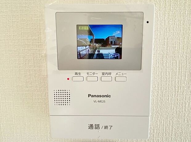 【同仕様写真 TVモニター付インターホン】奥様やお子さんのみの在宅も安心。ボタンひとつで通話が可能です。
突然の来訪も時間帯に関係なく鮮明な画像で確認することが出来ます。