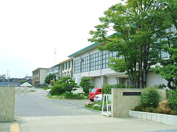 一宮市立神山小学校(約1,300m)