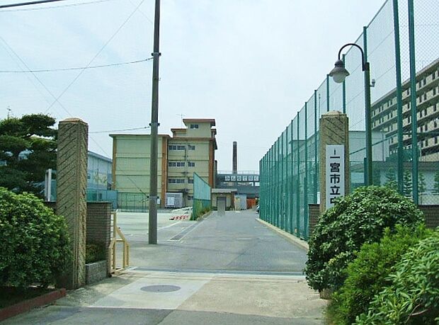 一宮市立中部中学校(約1,600m)