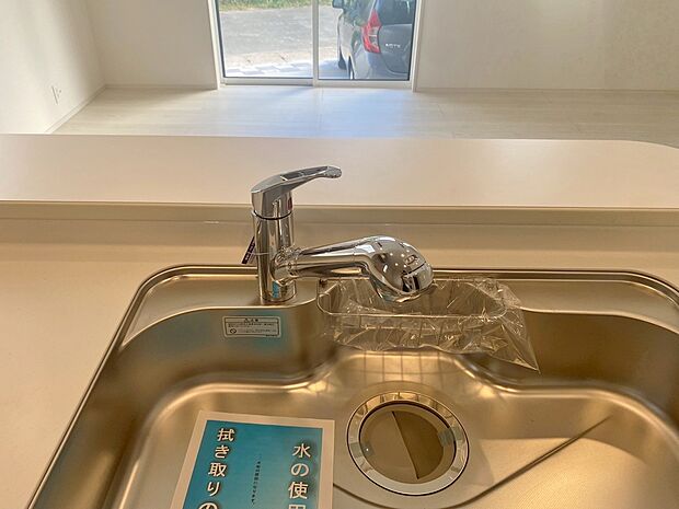 【■同仕様写真■　浄水器内蔵型水栓】しっかりと塩素を除去。毎日おいしいお水を楽しめます。
塩素によるお野菜のビタミン破壊も抑止出来ます。