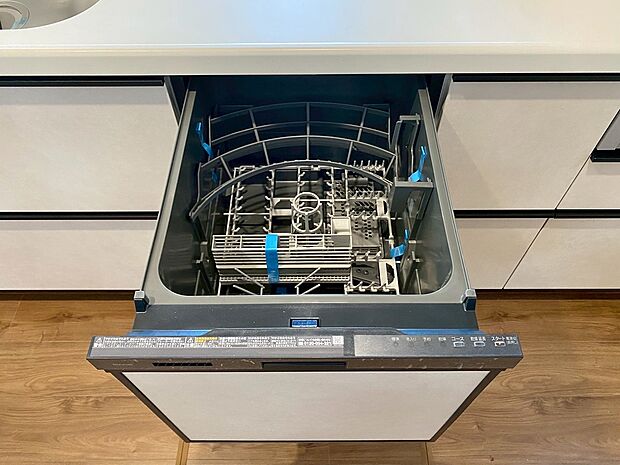【同仕様写真 食器洗乾燥機】食器洗乾燥機付きなので手間・時間をかけず、効率よく食器類を洗浄♪家事の時間を大幅に短縮出来ます。
かつ節水効果にも優れており、スライド式なので場所も取りません。