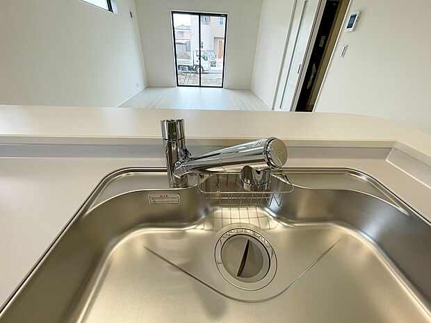 【1号棟　浄水器内蔵型水栓　】しっかりと塩素を除去。毎日おいしいお水を楽しめます。
塩素によるお野菜のビタミン破壊も抑止出来ます。
