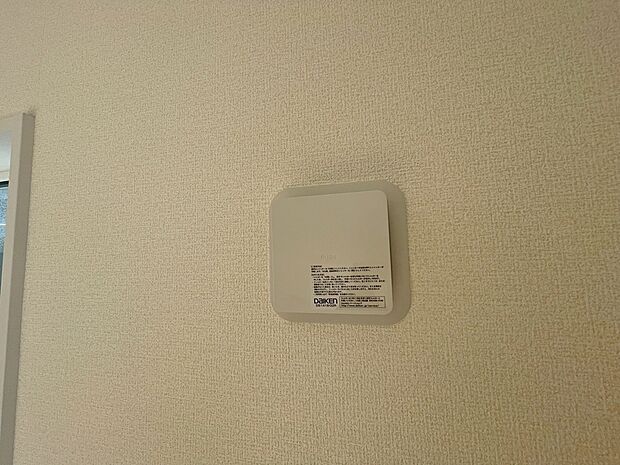 【24時間換気システム】お部屋の中の空気を24時間循環・換気するシステムです。
きれいな空気を取り入れることができ、カビを発生させる結露や湿気を防ぐことに役立ちます。